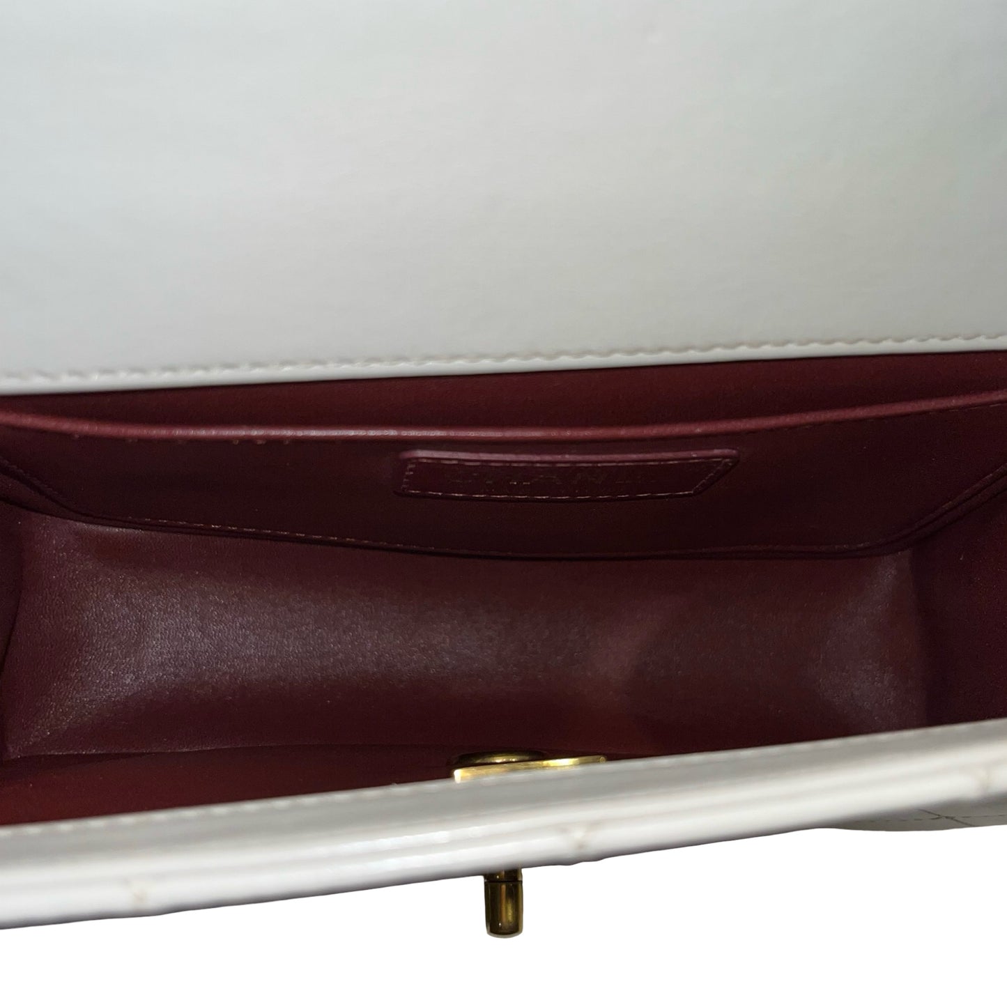 CHANEL 21A WHITE PREFECT FIT SMALL 22 CHAIN SHOULDER BAG [3000532]