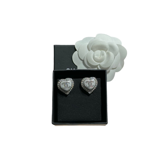 CHANEL HEART-SHAPED CC LOGO SILVER EARRINGS WITH CRYSTAL [3001011]