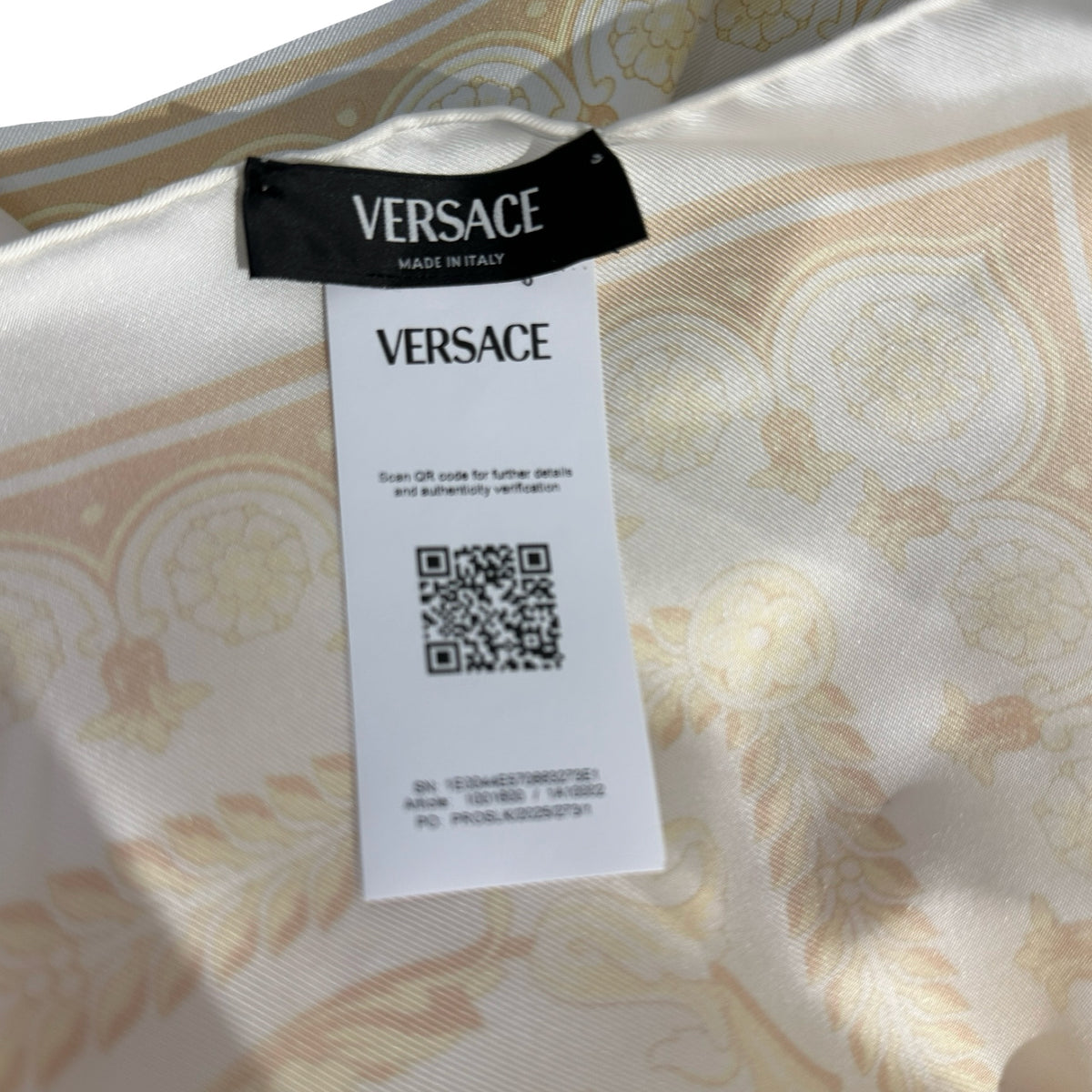 Brand New VERSACE Baroque Carre 90 Scarf White Gold