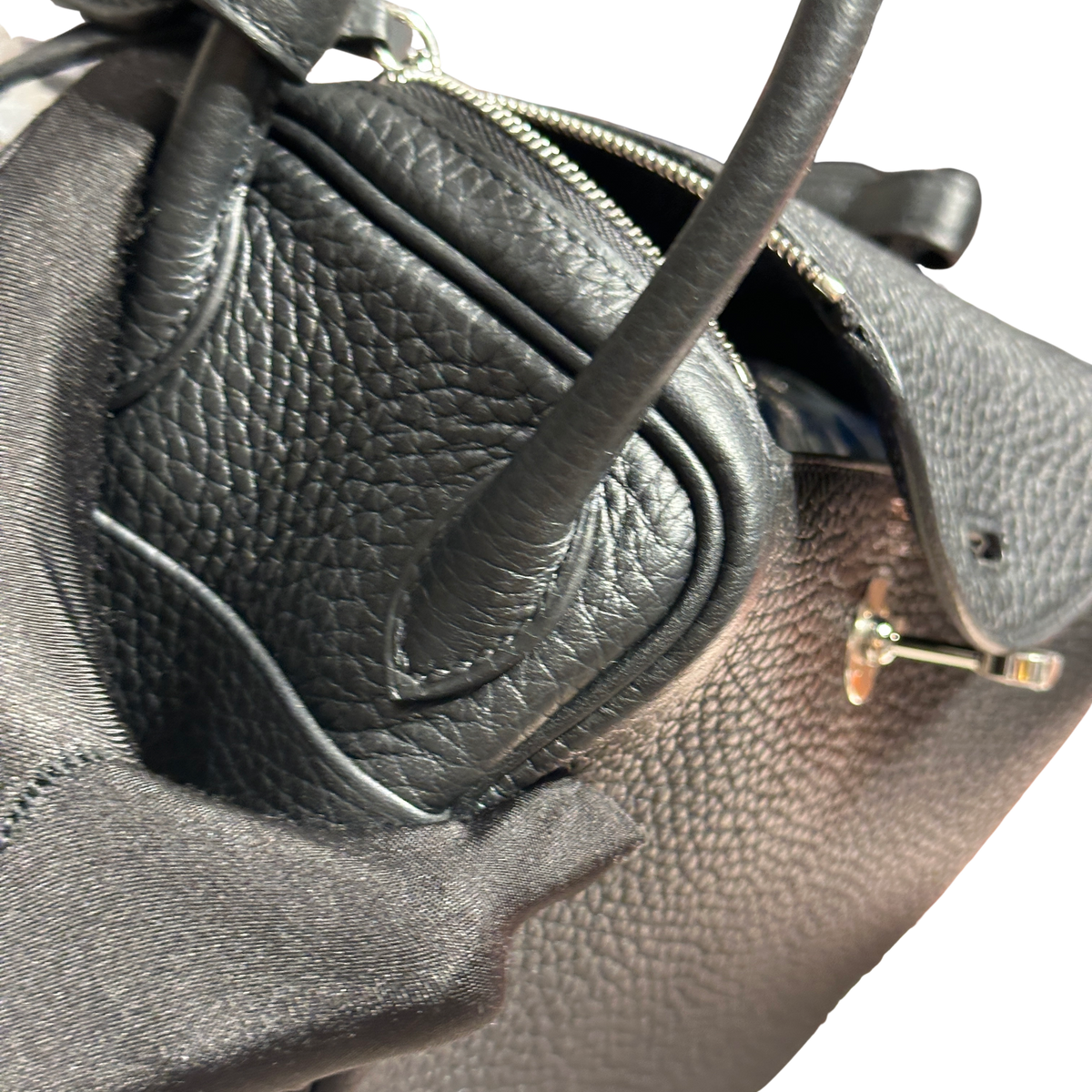 Brand New HERMES Taurillon Clemence Lindy Handbag Noir
