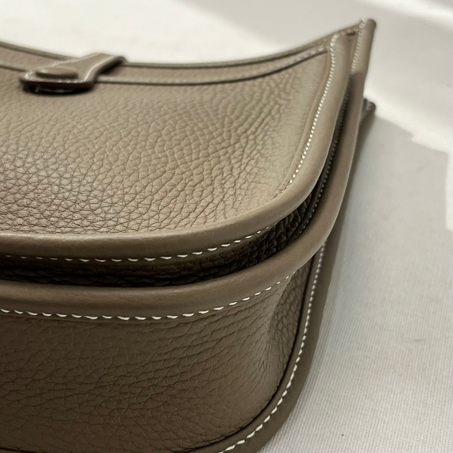 Brand New HERMES Leather Evelyne 23 Shoulder Bag Etoupe PHW