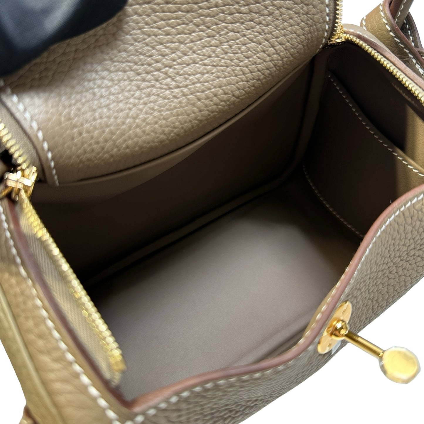 Brand New HERMES Clemence Leather Lindy Handbag Etoupe