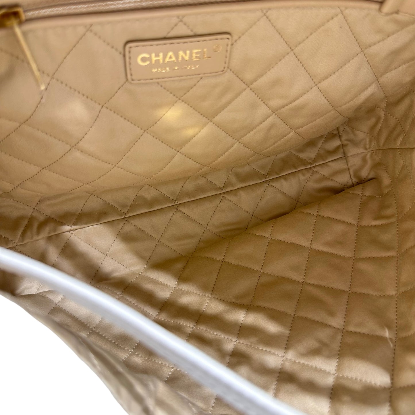 CHANEL 22 SMALL WHITE GHW [3001041]