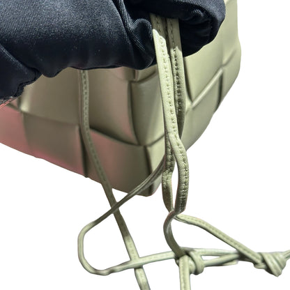 BV SMALL CASSETTE BUCKET BAG GREEN [3001021]